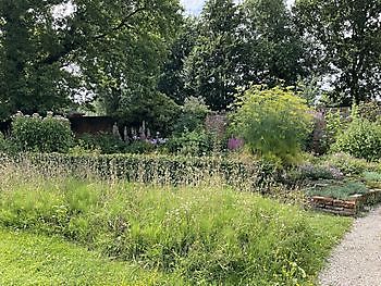 Pieterburen, rondwandeling met Klaas Pieterman - Het Tuinpad Op / In Nachbars Garten