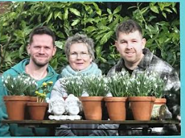 Bockhorn/Ellenserdamm, Friedeburg-Heselerfeld: Schneeglöckchenblüte - Het Tuinpad Op / In Nachbars Garten