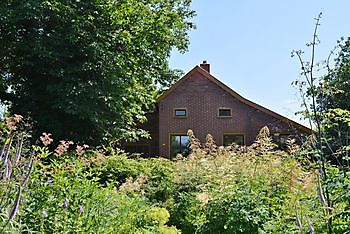 Velt bij Jacobs - Het Tuinpad Op / In Nachbars Garten