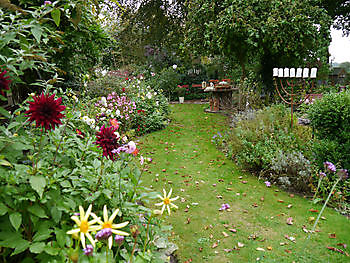 Ein Spaziergang durch das "Landidyll" - Het Tuinpad Op / In Nachbars Garten