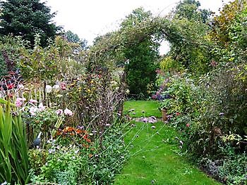 Ein Spaziergang durch das "Landidyll" - Het Tuinpad Op / In Nachbars Garten