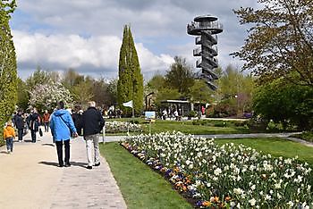 Im Park der Gärten - Het Tuinpad Op / In Nachbars Garten