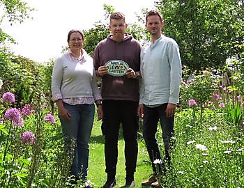 ,Natur im  Garten‘- Plakette für das Landidyll - Het Tuinpad Op / In Nachbars Garten