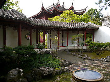 De verborgen tuin van Ming in Haren - Het Tuinpad Op / In Nachbars Garten