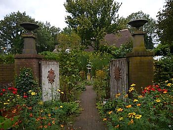 De luie tuinmann - Der faule Gärtner - Het Tuinpad Op / In Nachbars Garten