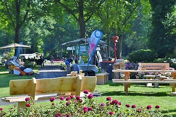 Groenmarkt in Winschoten - Het Tuinpad Op / In Nachbars Garten