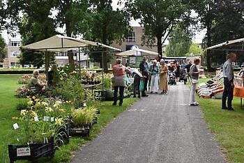 Groenmarkt in Winschoten - Het Tuinpad Op / In Nachbars Garten