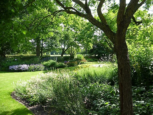  - Het Tuinpad Op / In Nachbars Garten