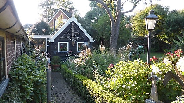 Garten und Atelier ’t Naomdhuusie Ruinen - Het Tuinpad Op / In Nachbars Garten