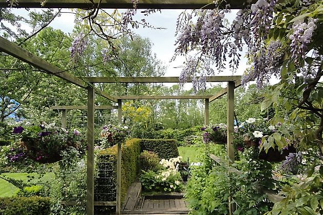  - Het Tuinpad Op / In Nachbars Garten