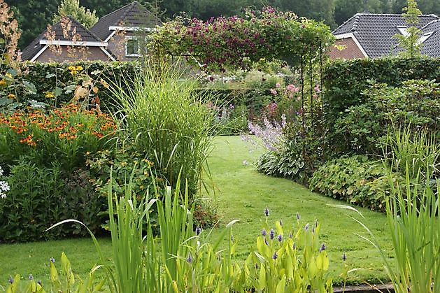 Der Eexterhof Scheemda - Het Tuinpad Op / In Nachbars Garten