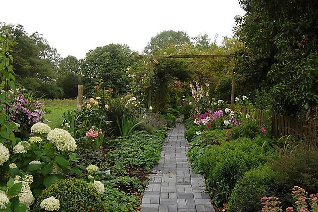  - Het Tuinpad Op / In Nachbars Garten