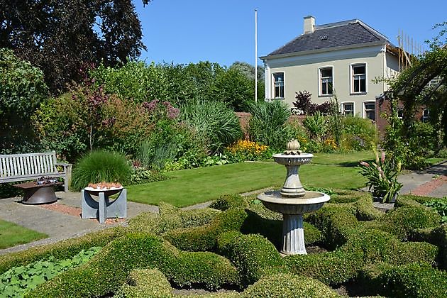  - Het Tuinpad Op / In Nachbars Garten