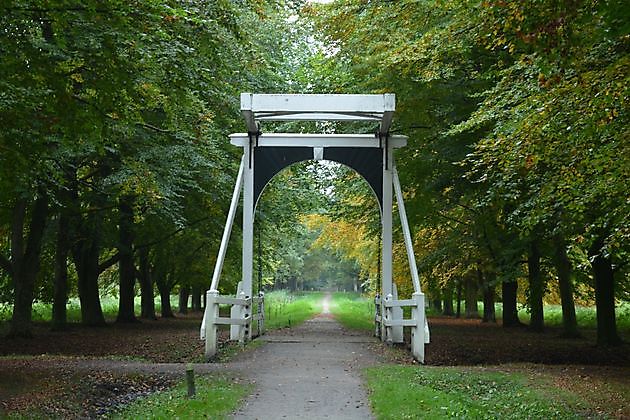 Landgut Ennemaborg Midwolda - Het Tuinpad Op / In Nachbars Garten