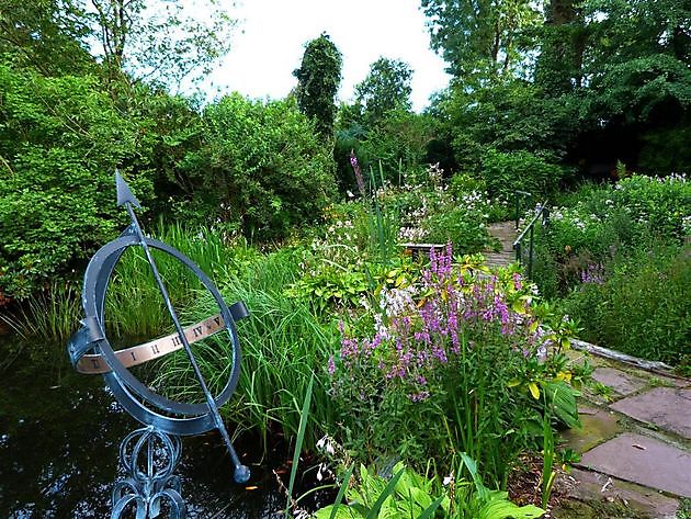  - Het Tuinpad Op / In Nachbars Garten