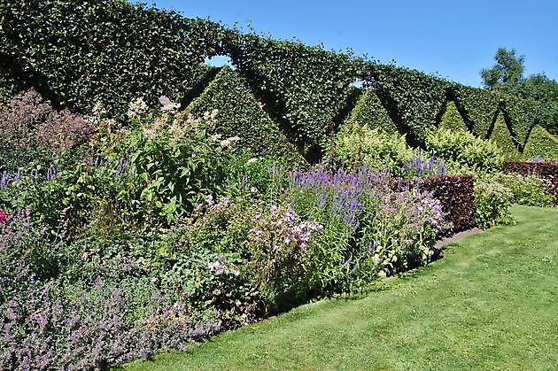  - Het Tuinpad Op / In Nachbars Garten