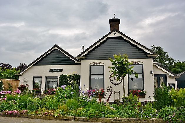 Bloummhoeske 't Waar - Het Tuinpad Op / In Nachbars Garten