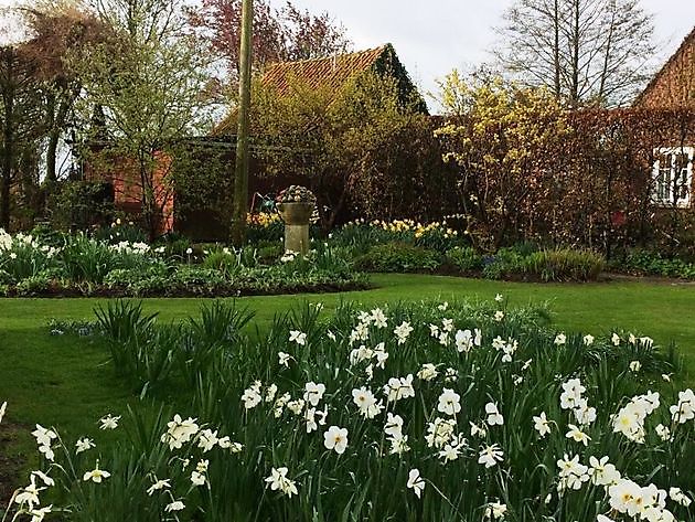  - Het Tuinpad Op / In Nachbars Garten