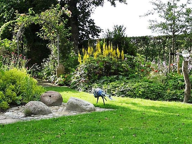  - Het Tuinpad Op / In Nachbars Garten