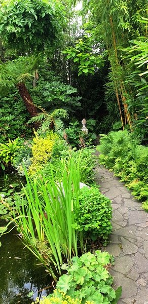  - Het Tuinpad Op / In Nachbars Garten