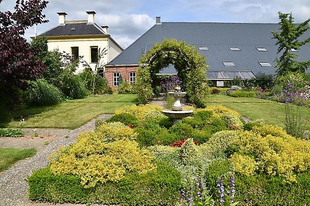  - Het Tuinpad Op / In Nachbars Garten