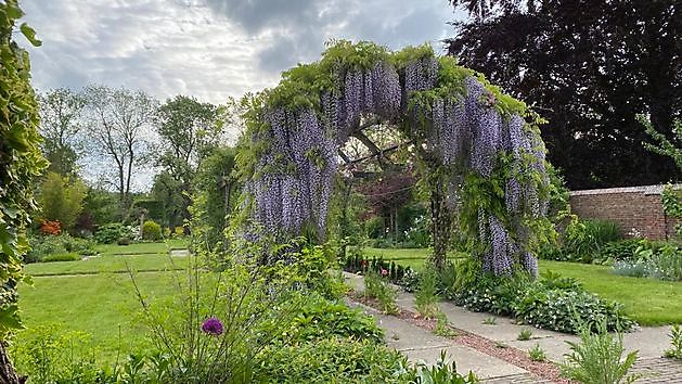  - Het Tuinpad Op / In Nachbars Garten