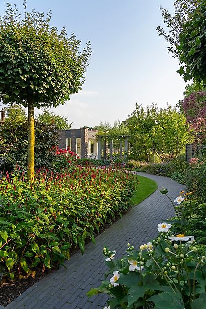  - Het Tuinpad Op / In Nachbars Garten