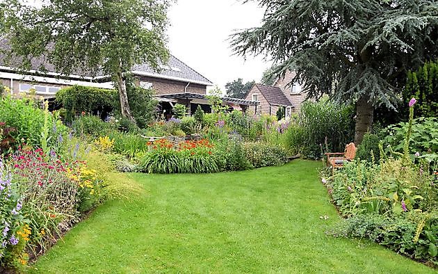  - Het Tuinpad Op / In Nachbars Garten