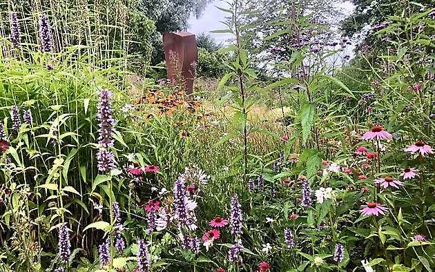  - Het Tuinpad Op / In Nachbars Garten