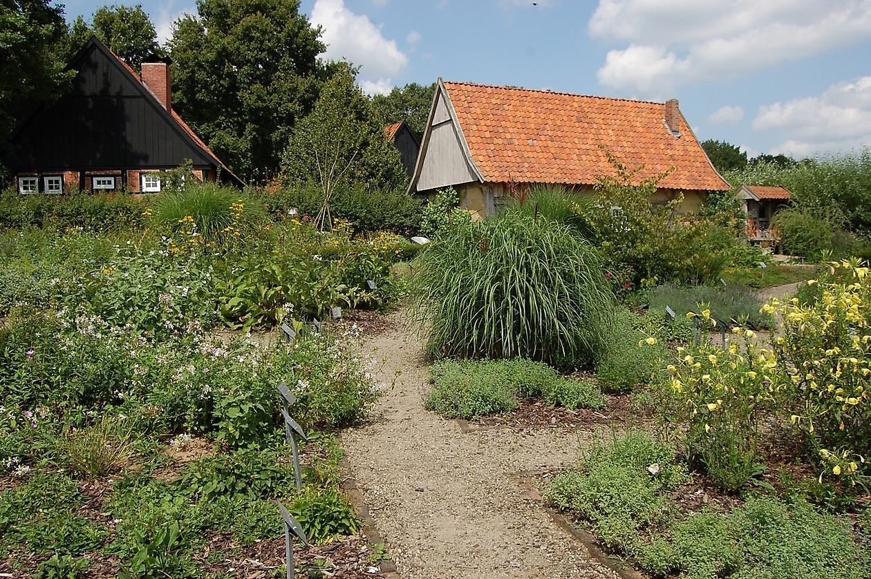 Heilkräutergarten des Heimatvereins Kirchspiel Emsbüren e.V. - Het Tuinpad Op / In Nachbars Garten