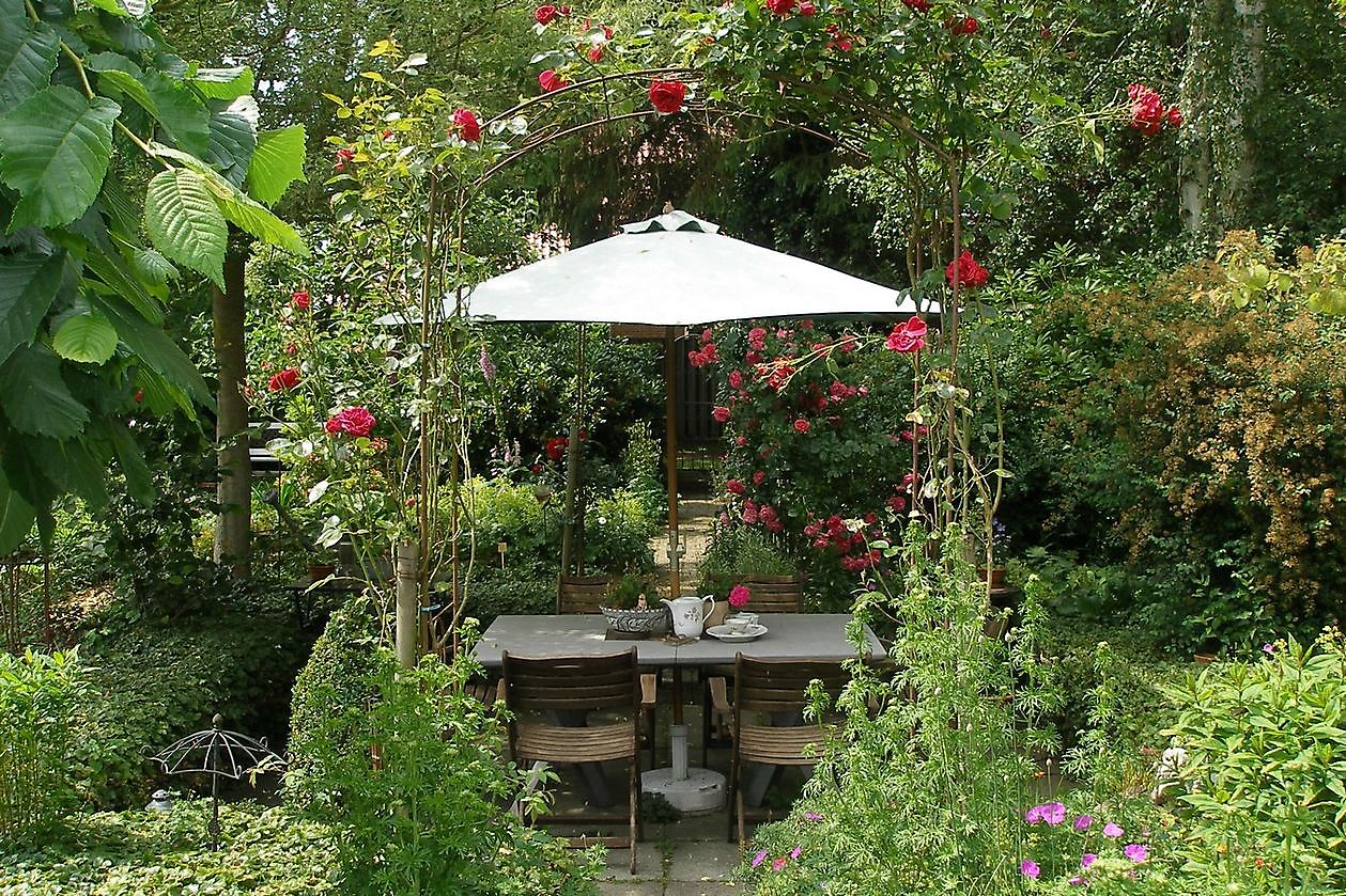 Arns Gartenidylle - Het Tuinpad Op / In Nachbars Garten