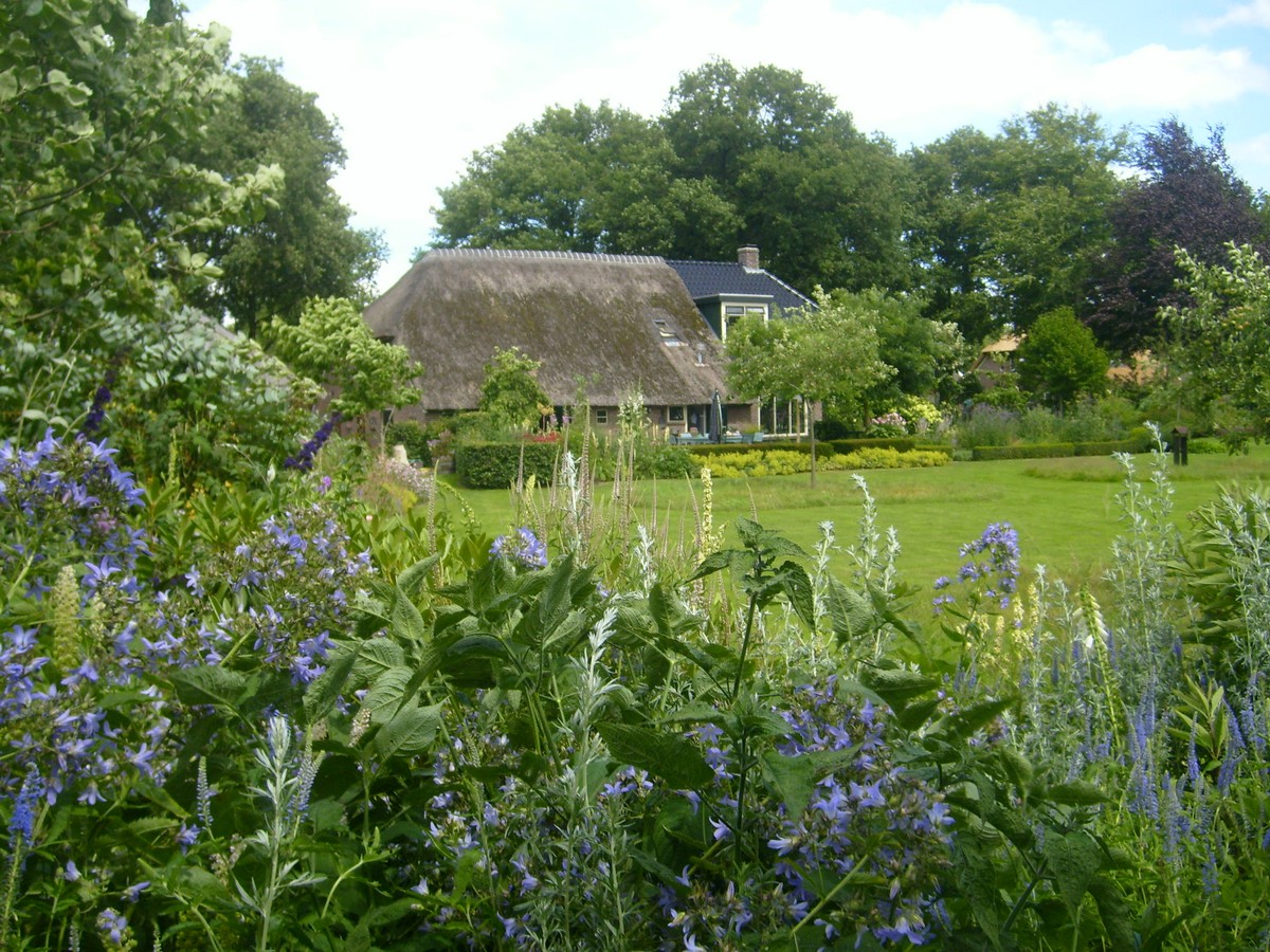 ‘t Vlijtig Loesje (die fleissige Loesje) - Het Tuinpad Op / In Nachbars Garten