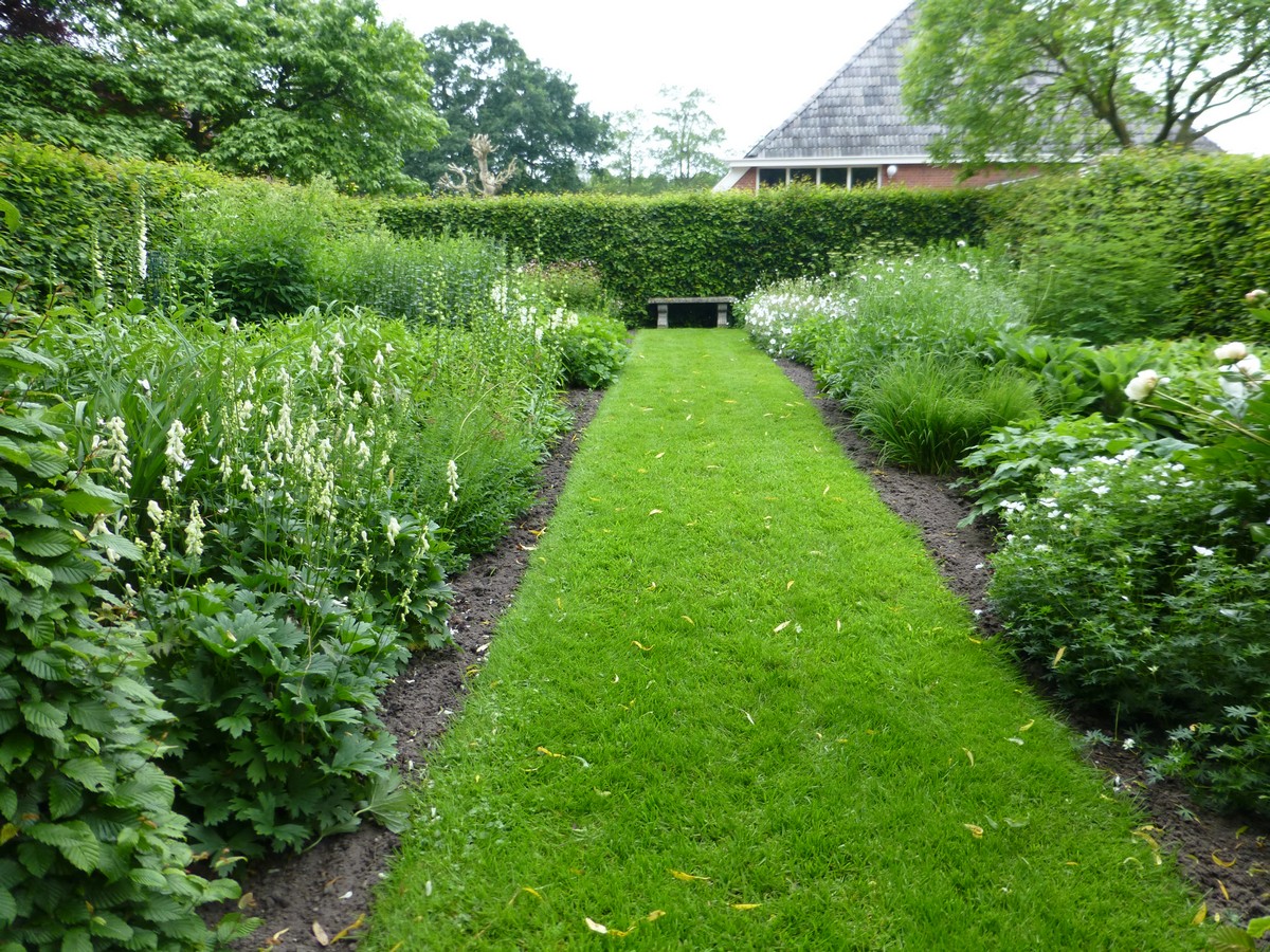 Aan de Vaart - Het Tuinpad Op / In Nachbars Garten