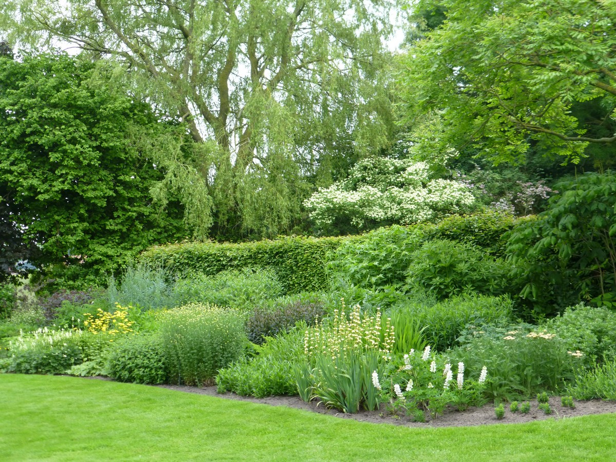 Aan de Vaart - Het Tuinpad Op / In Nachbars Garten