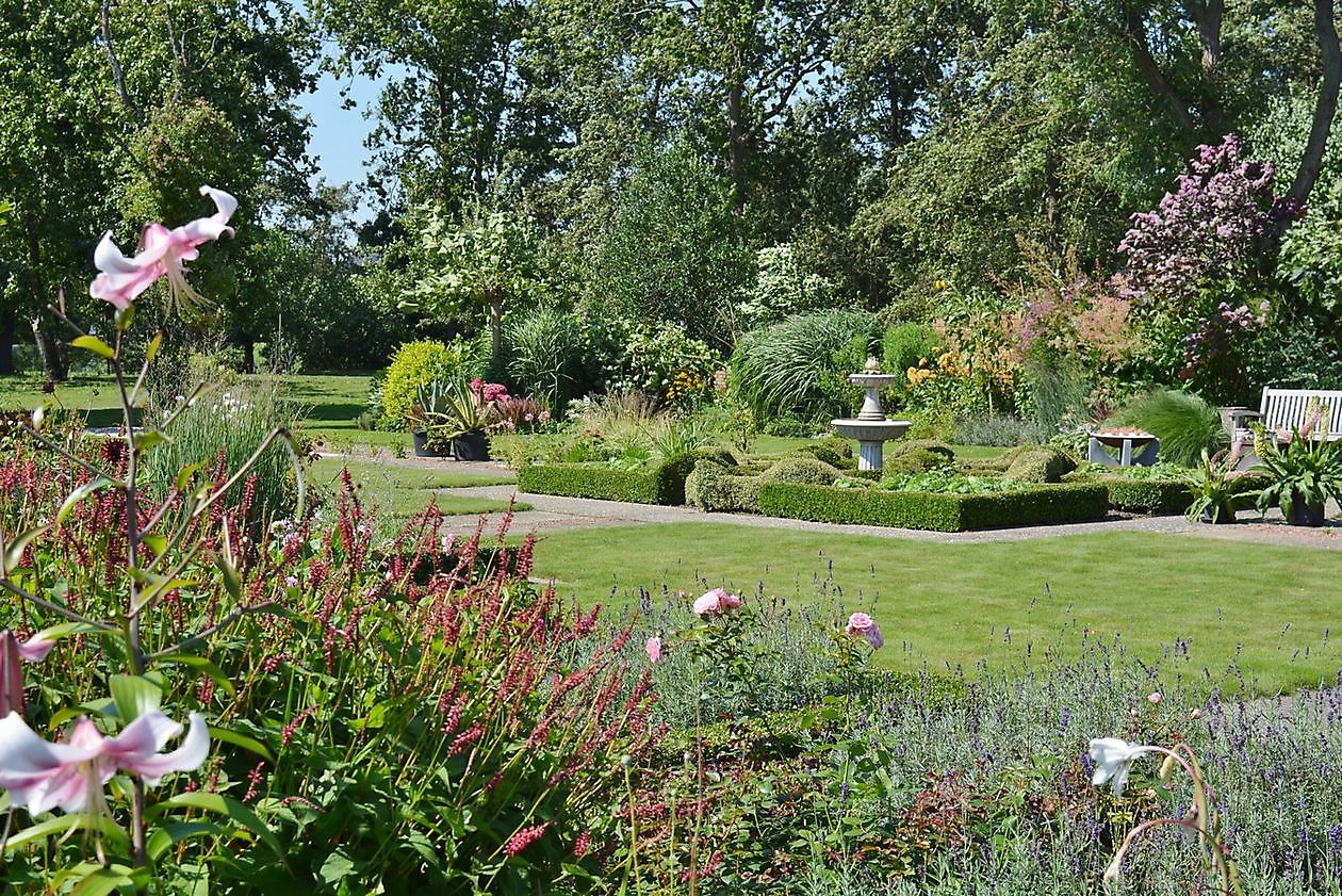  - Het Tuinpad Op / In Nachbars Garten