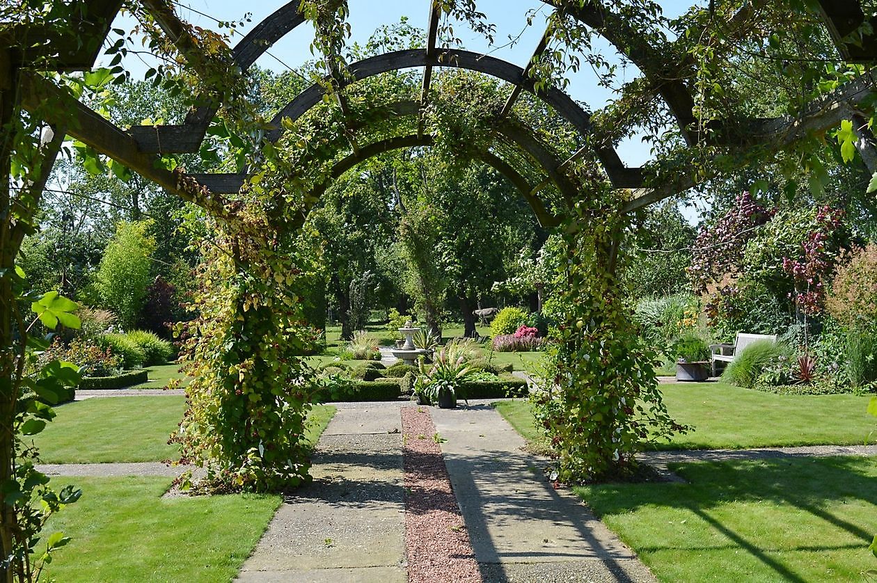  - Het Tuinpad Op / In Nachbars Garten