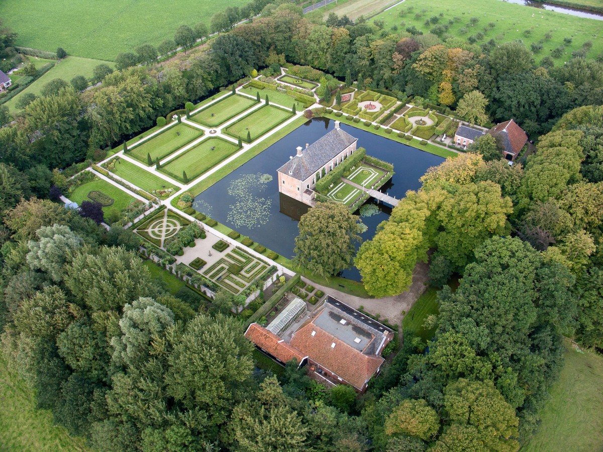 Burg Verhildersum - Het Tuinpad Op / In Nachbars Garten