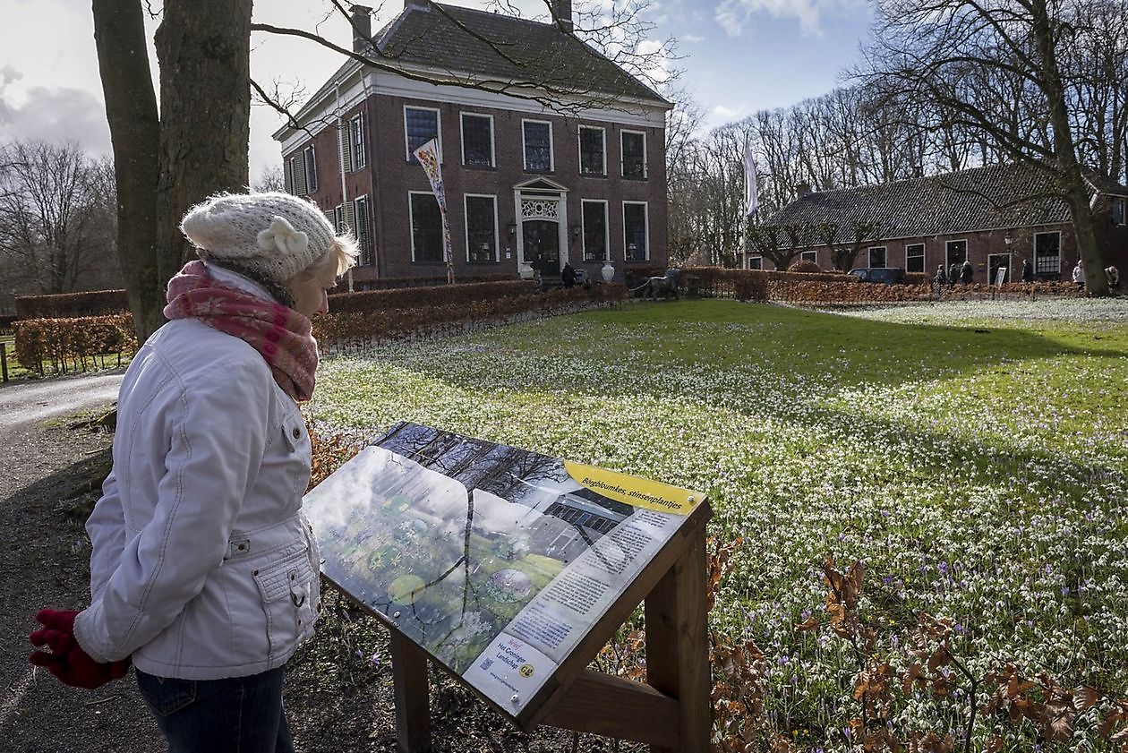 Landgut Ennemaborg - Het Tuinpad Op / In Nachbars Garten