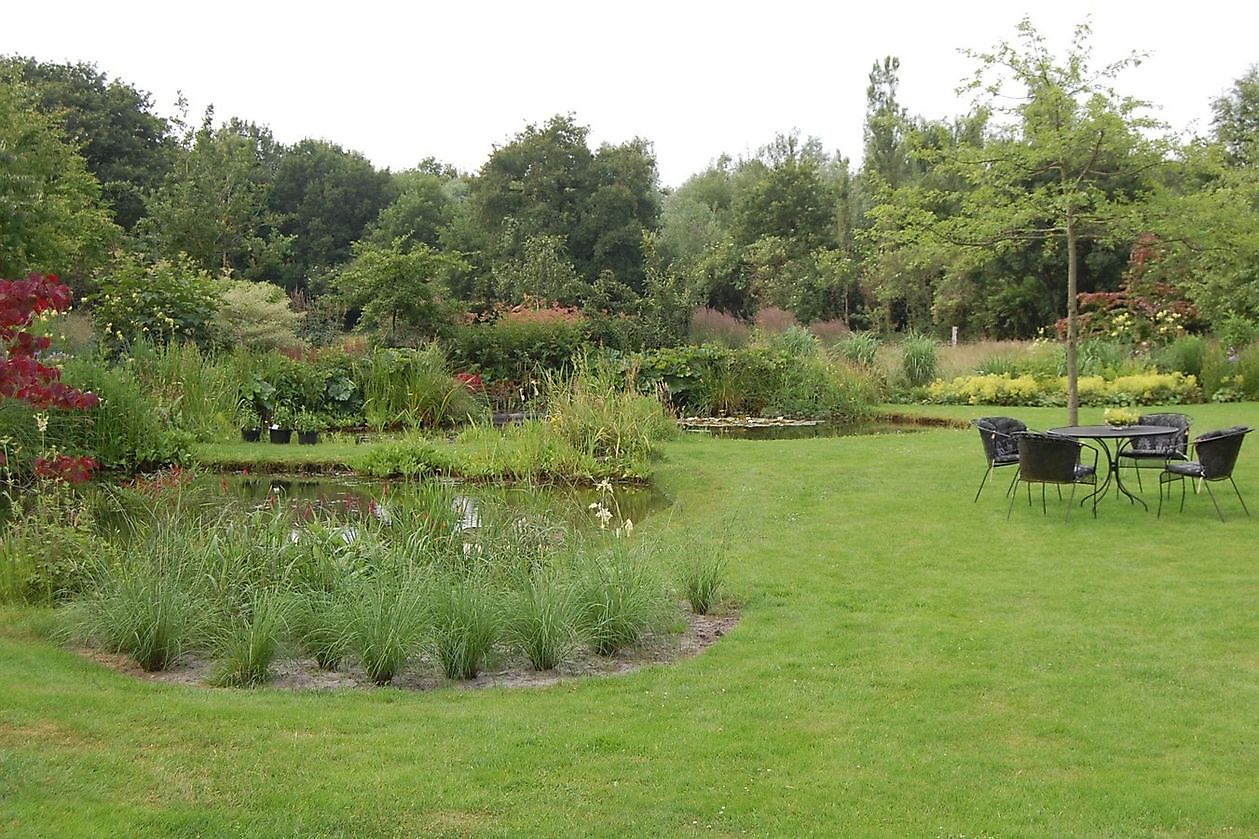 ‘t Vlijtig Loesje (die fleissige Loesje) - Het Tuinpad Op / In Nachbars Garten