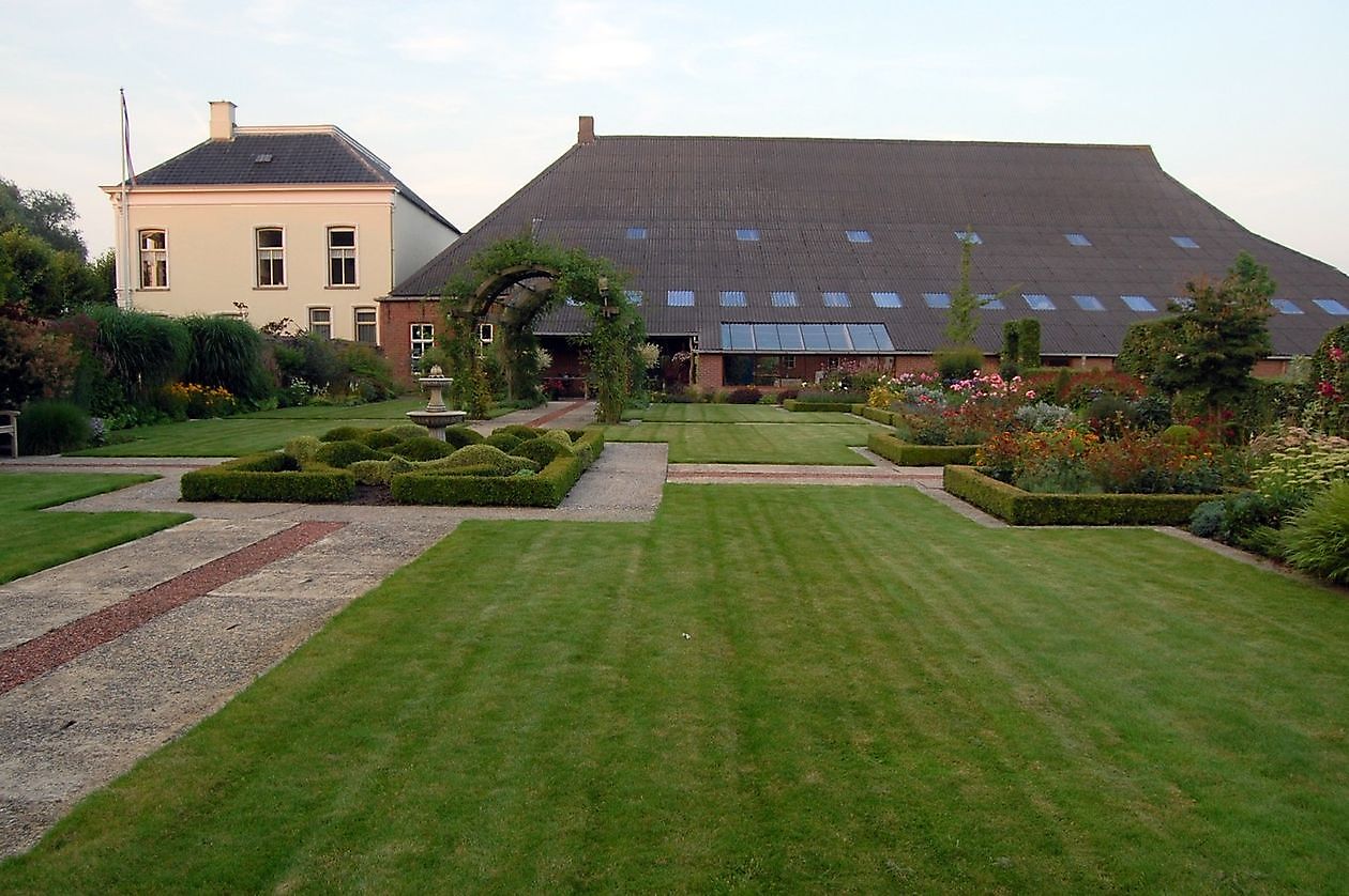 - Het Tuinpad Op / In Nachbars Garten