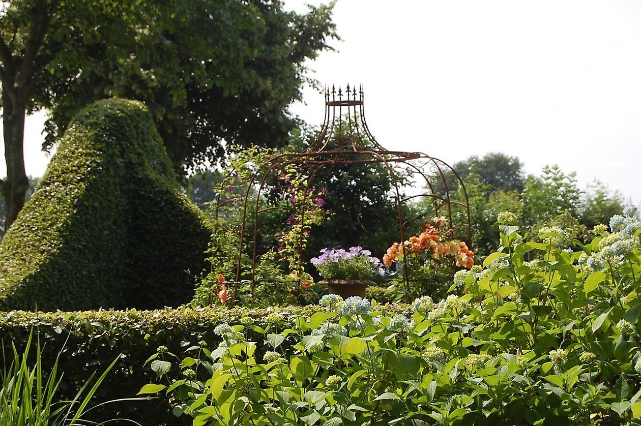 Roos van Hijken - Het Tuinpad Op / In Nachbars Garten