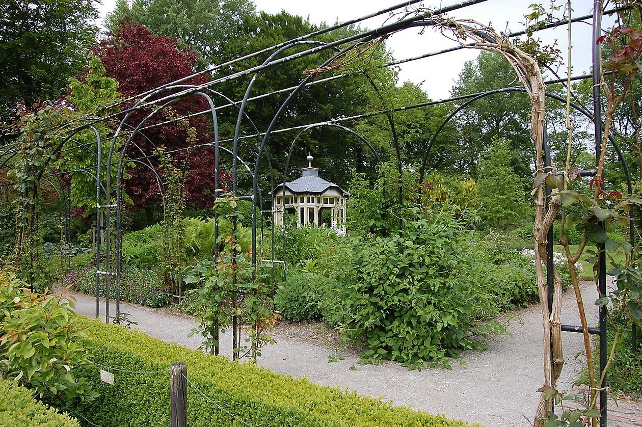 Burg Verhildersum - Het Tuinpad Op / In Nachbars Garten