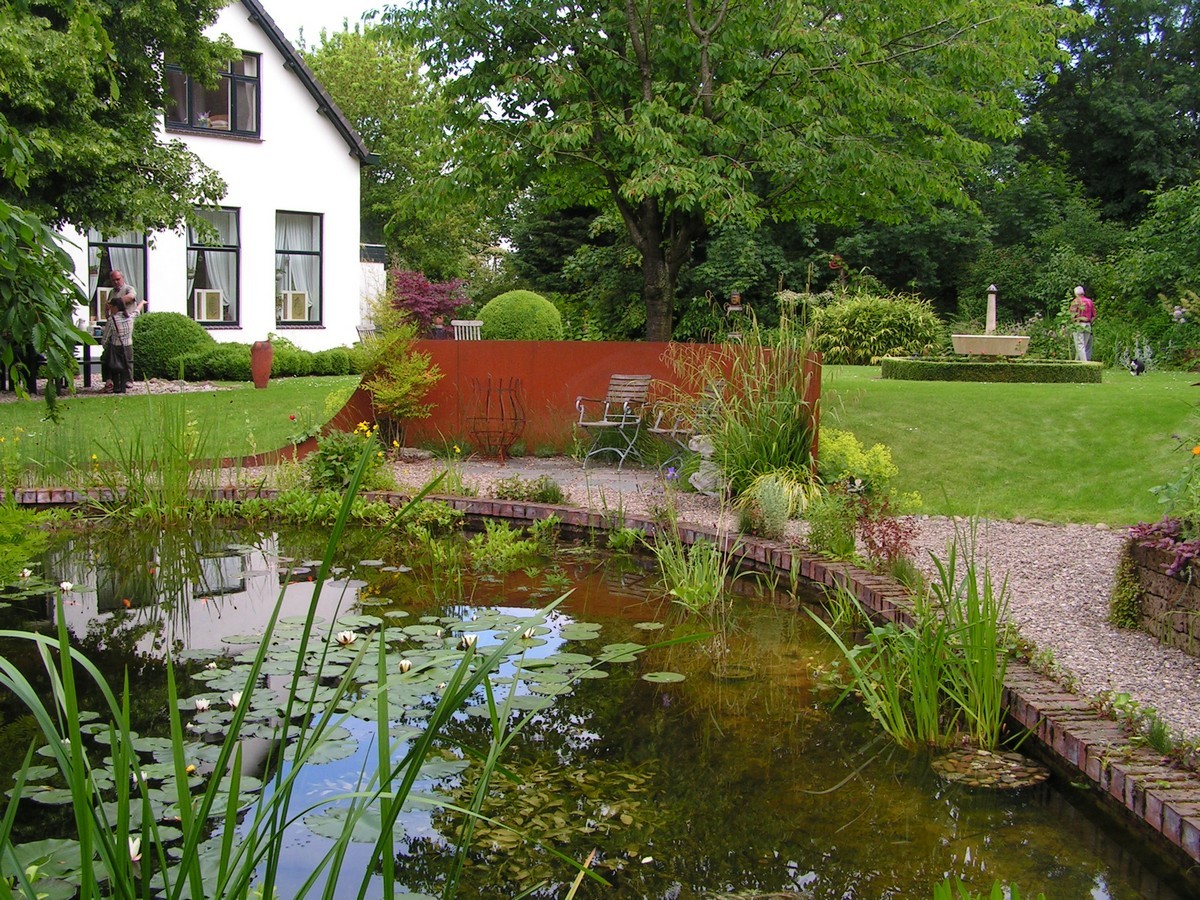 De Witte Wolk - Het Tuinpad Op / In Nachbars Garten