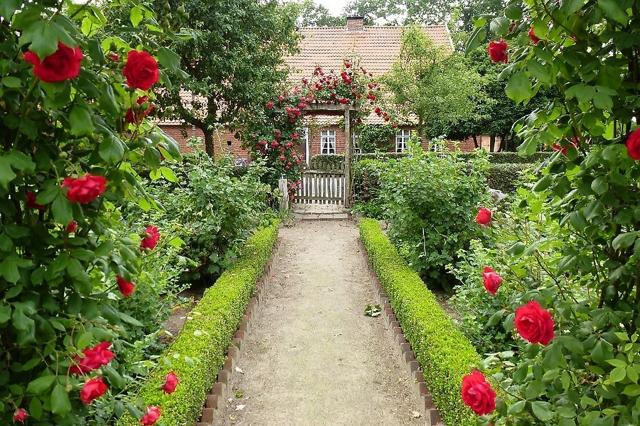 Bauerngarten des Heimatvereins Oberlangen - Het Tuinpad Op / In Nachbars Garten