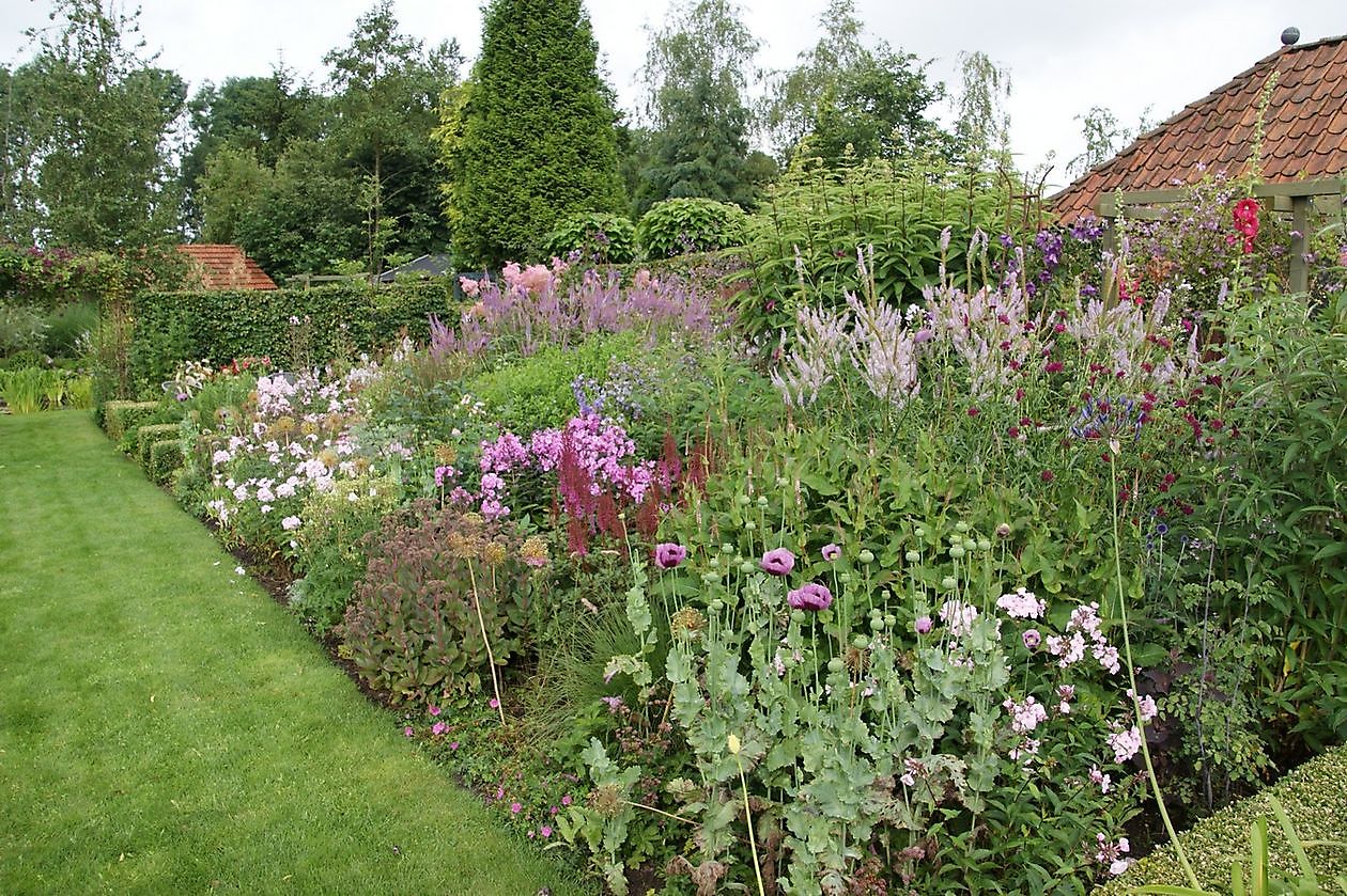 Der Eexterhof - Het Tuinpad Op / In Nachbars Garten