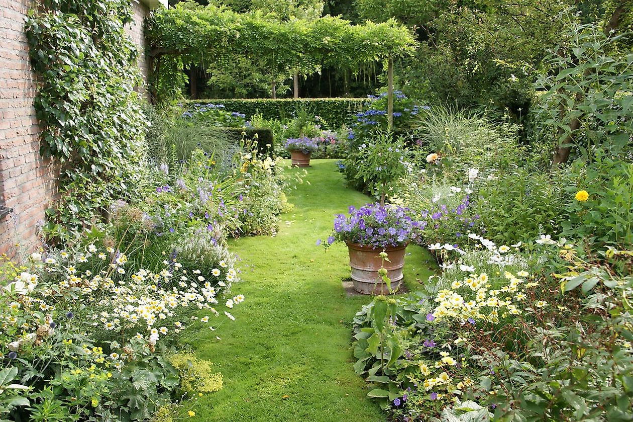 Der Eexterhof - Het Tuinpad Op / In Nachbars Garten