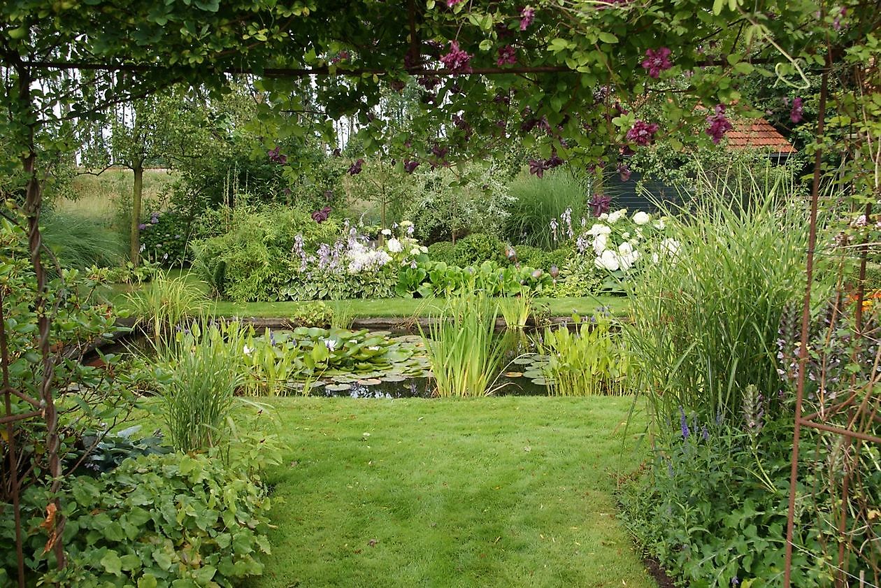 Der Eexterhof - Het Tuinpad Op / In Nachbars Garten