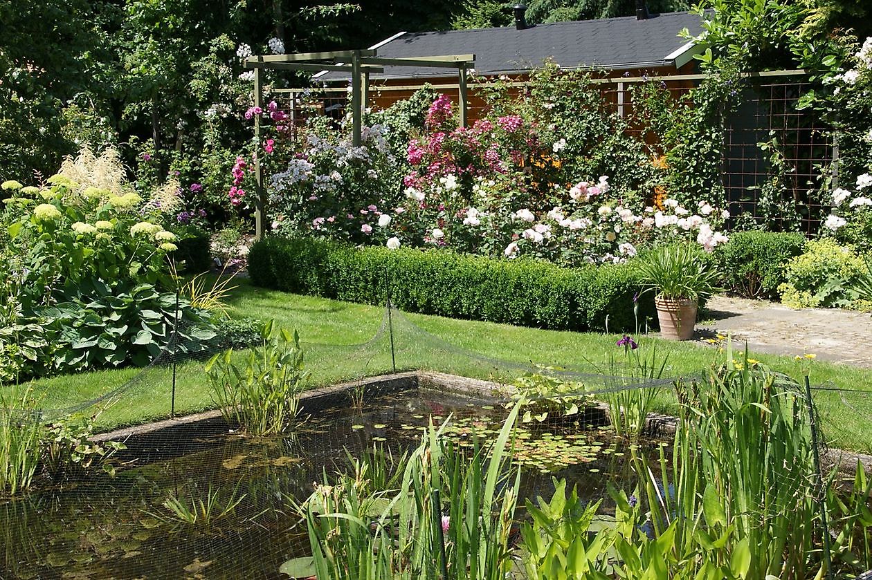 Der Eexterhof - Het Tuinpad Op / In Nachbars Garten