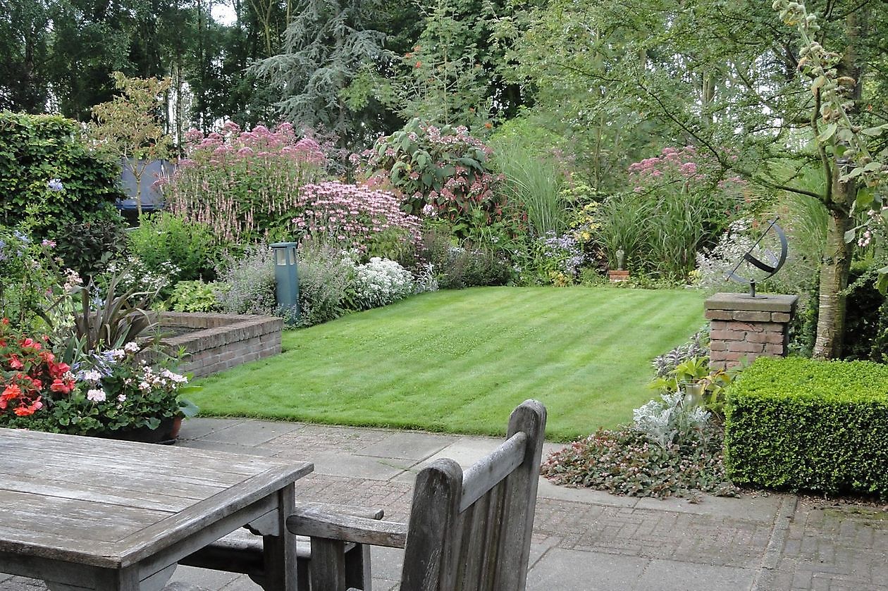 Der Eexterhof - Het Tuinpad Op / In Nachbars Garten