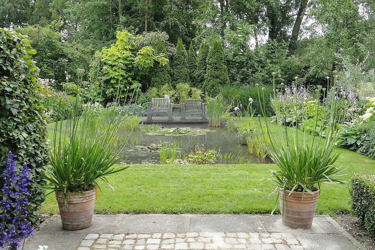 Der Eexterhof - Het Tuinpad Op / In Nachbars Garten